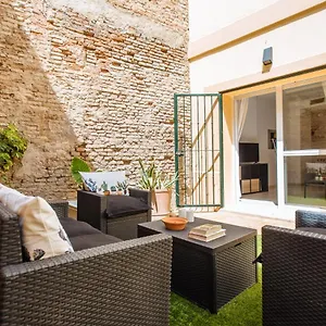 https://sol-downtown-apartment-with-garden-and-parking.es-andalucia.com